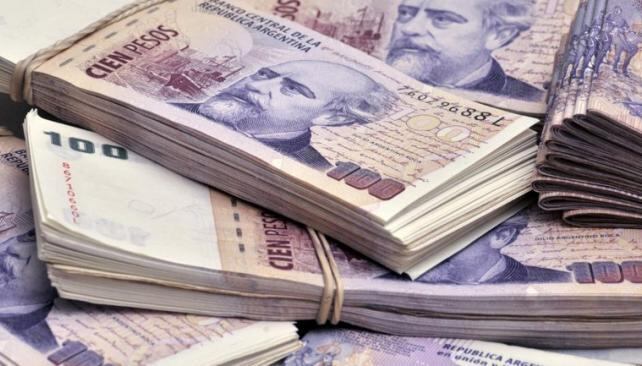 La aspiradora  pública va sacando cada vez más pesos de “la calle”. Y las deudas del Tesoro y el Banco Central no paran de crecer. 