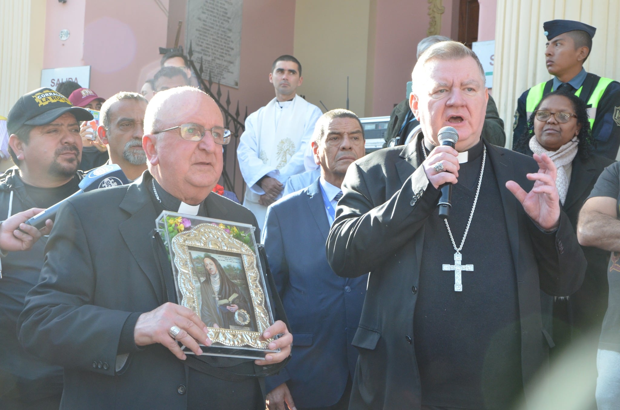 El nuncio apostólico, monseñor Miroslaw Adamczyk, presidió este viernes en Salta la misa estacional de la última jornada del triduo de pontificales de la Fiesta del Milagro, realizada en el atrio de la catedral basílica, durante la que animó al pueblo salteño a continuar con “la tradición” del Cristo y la Virgen del Milagro.