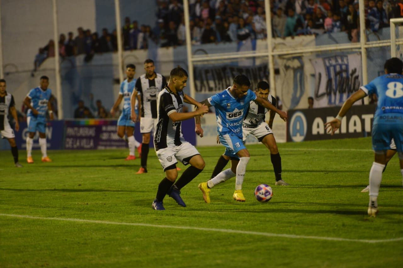 Racing enfrentó a Chaco For Ever en el estadio Miguel Sancho de Nueva Italia. (Javier Ferreyra / La Voz)