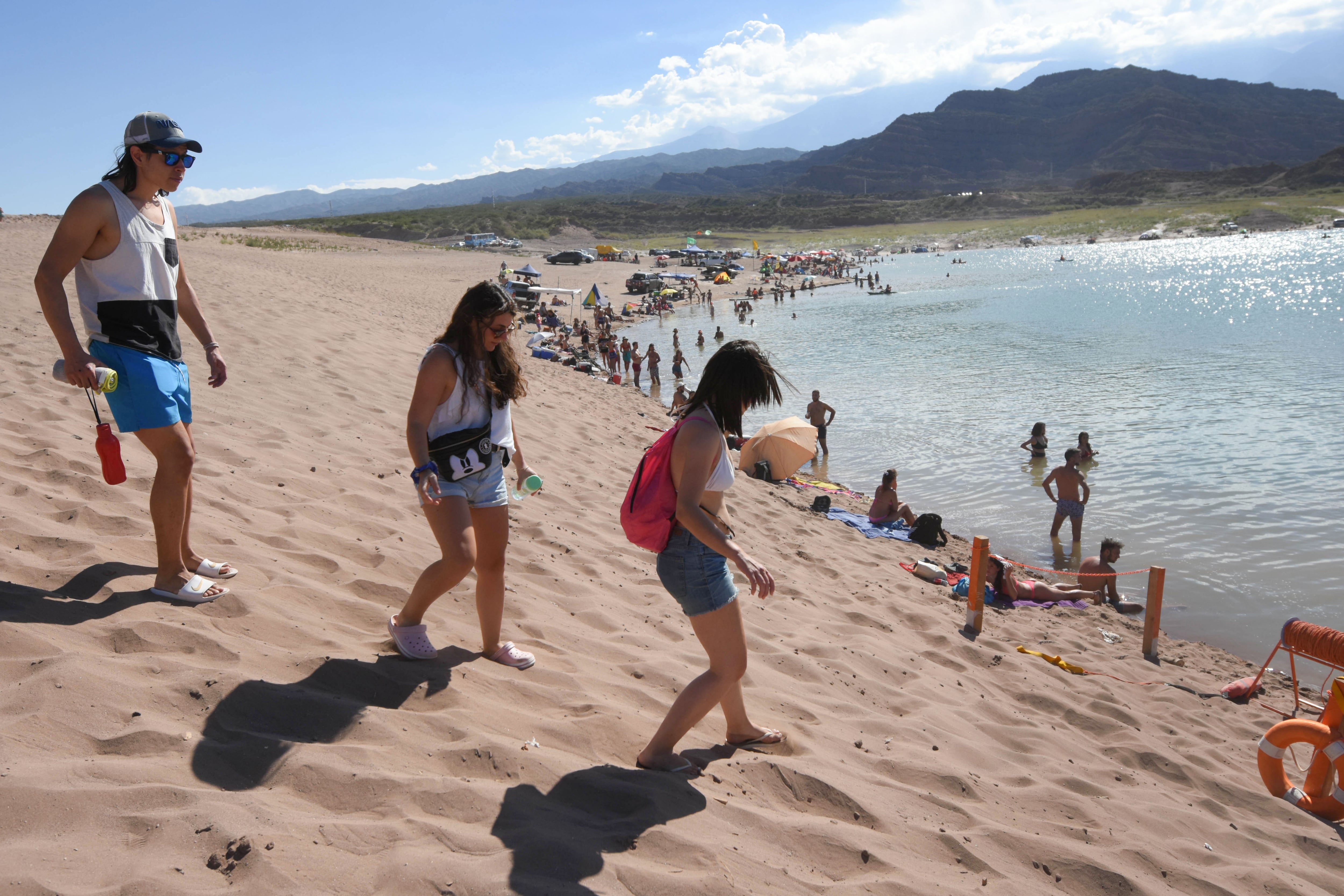 En una tarde de mucho calor, el dique Potrerillos fue el lugar elegido para disfrutar del agua.