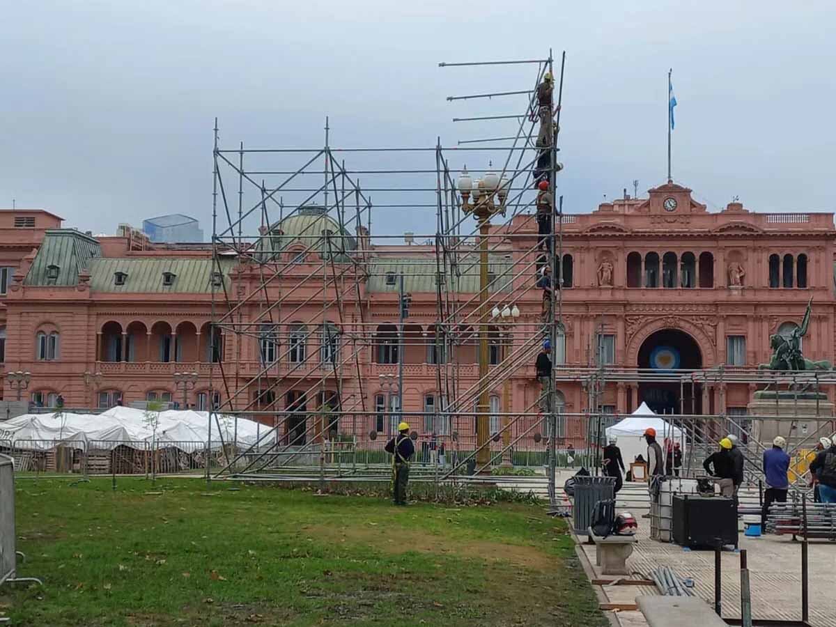 Preparativos del escenario en la Plaza de Mayo para el acto del 25 de mayo.