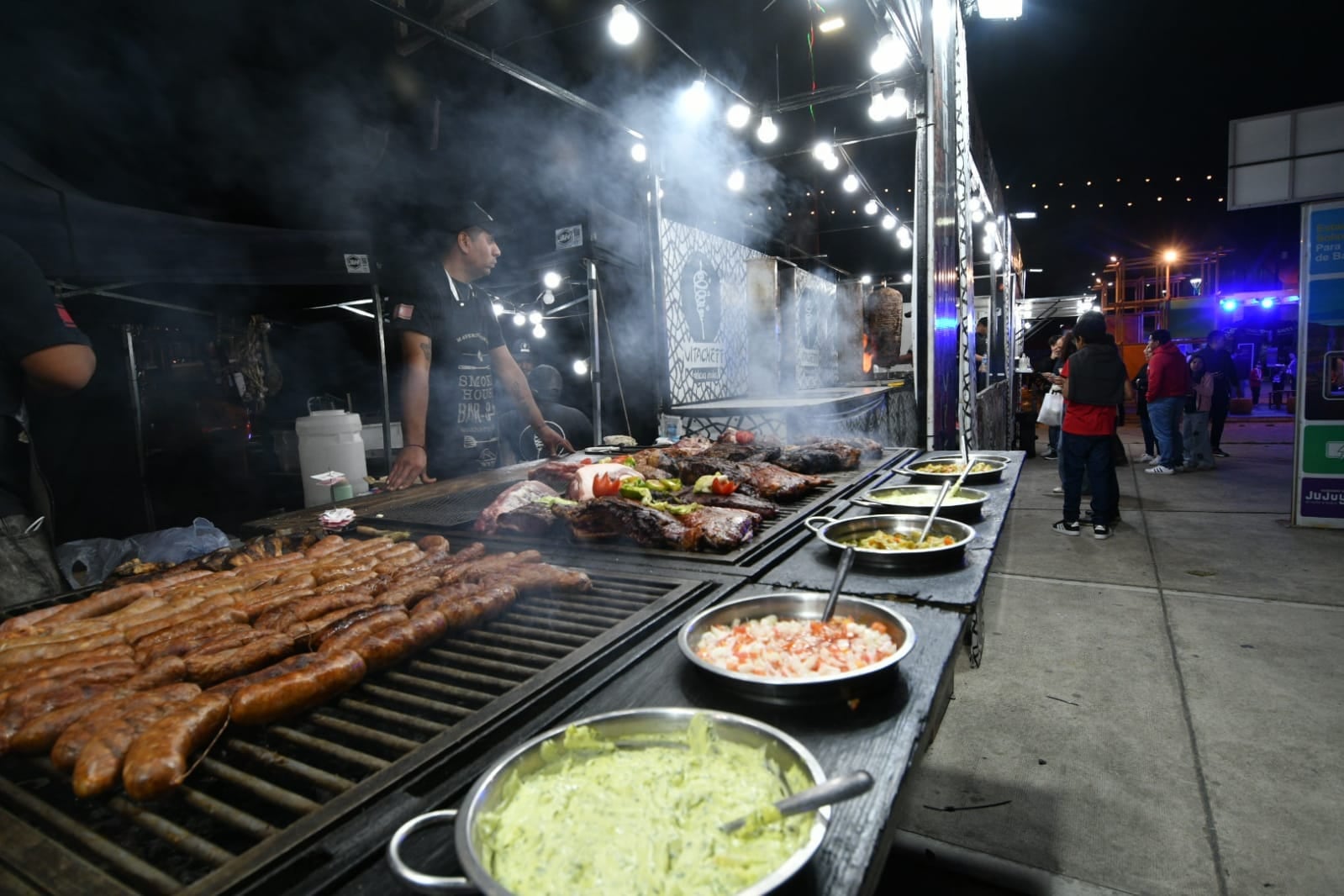 El patio gastronómico de la Expojuy satisface los gustos del público con una variada propuesta.