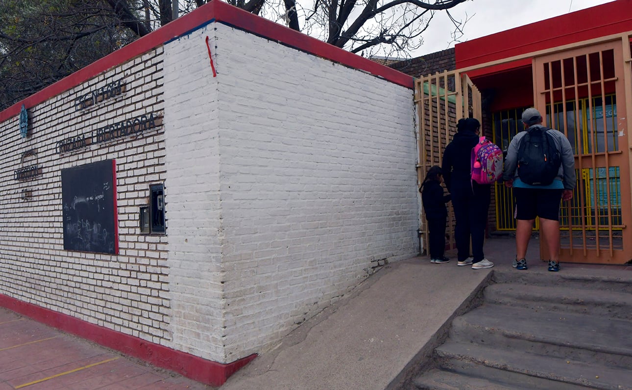 Comercios de Las Heras atienden con persianas bajas y presencia policial por temor a saqueos
Escuela Cruzada Libertadora, los padres retiraron a sus hijos

Foto: Orlando Pelichotti 
