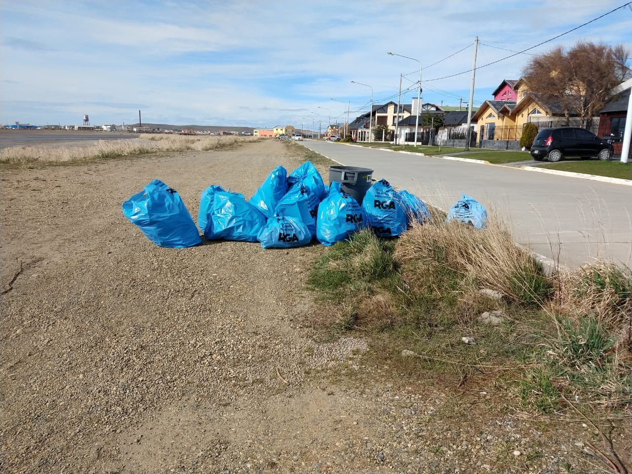 La limpieza de la playa se llevó a cabo con distintas instituciones educativas y distintas fuerzas de seguridad.