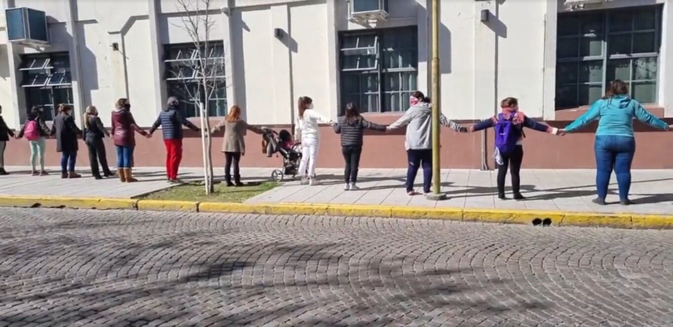 Abrazo simbólico de padres al Colegio San José