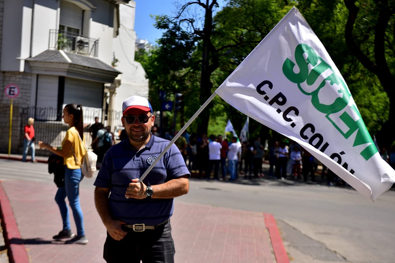 Protesta del Suoem frente al Palacio 6 de Julio, en Córdoba. (José Gabriel Hernández / la Voz)