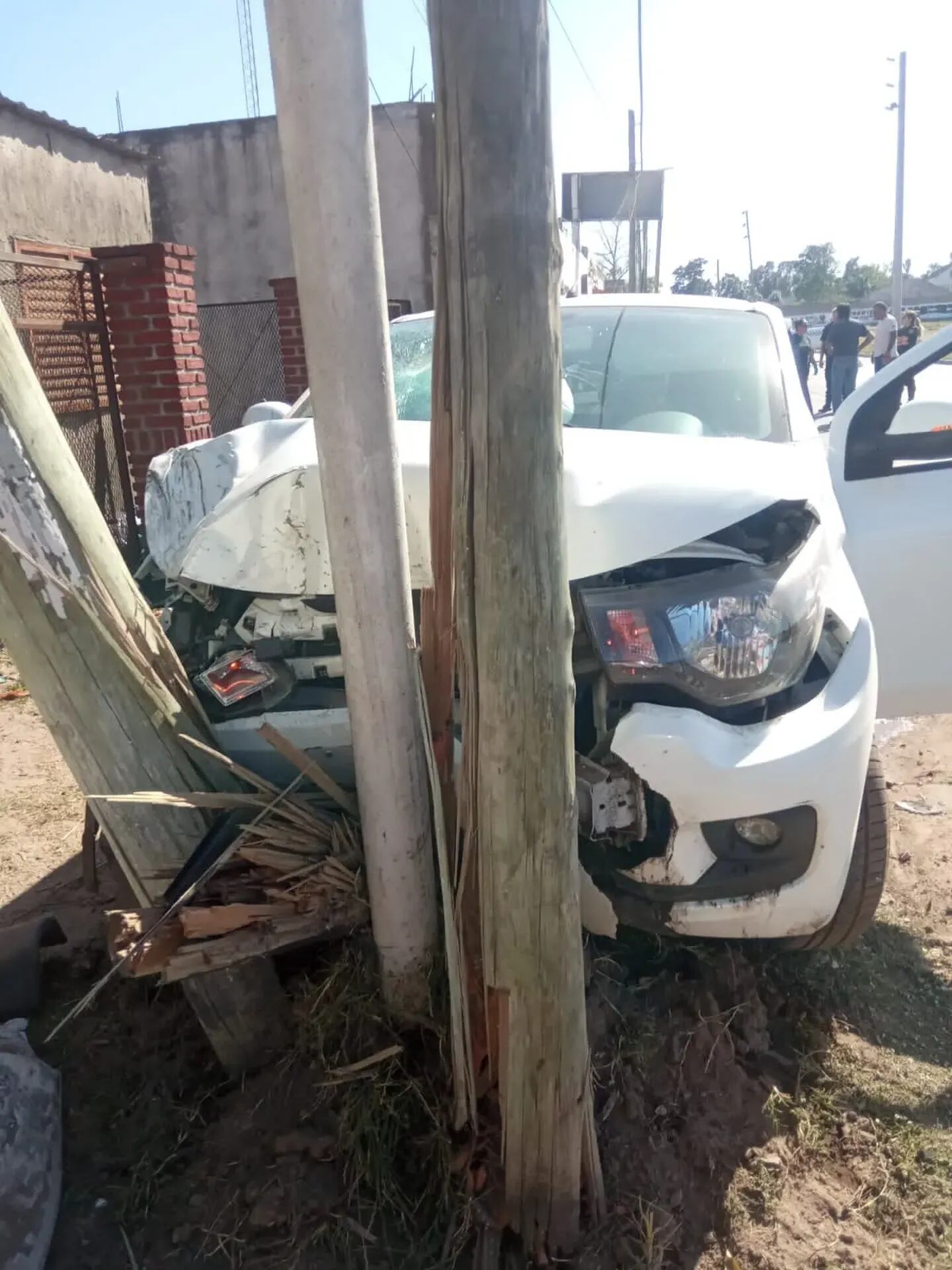 Cómo quedó destrozado el auto tras el impacto.