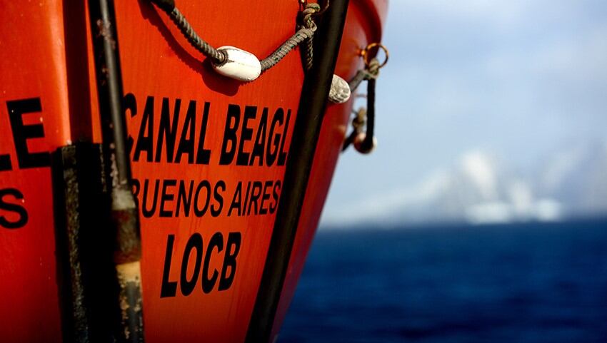 Su principal responsabilidad es planificar el recorrido marítimo para que el buque llegue a puerto de forma segura.