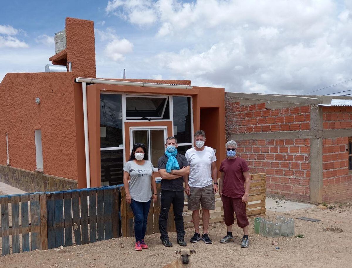 La coordinadora de Gestión Territorial, Irma Padilla, en La Quiaca junto a los profesionales franceses que realizan el monitoreo y mediciones en las viviendas eficientes que son parte del proyecto.