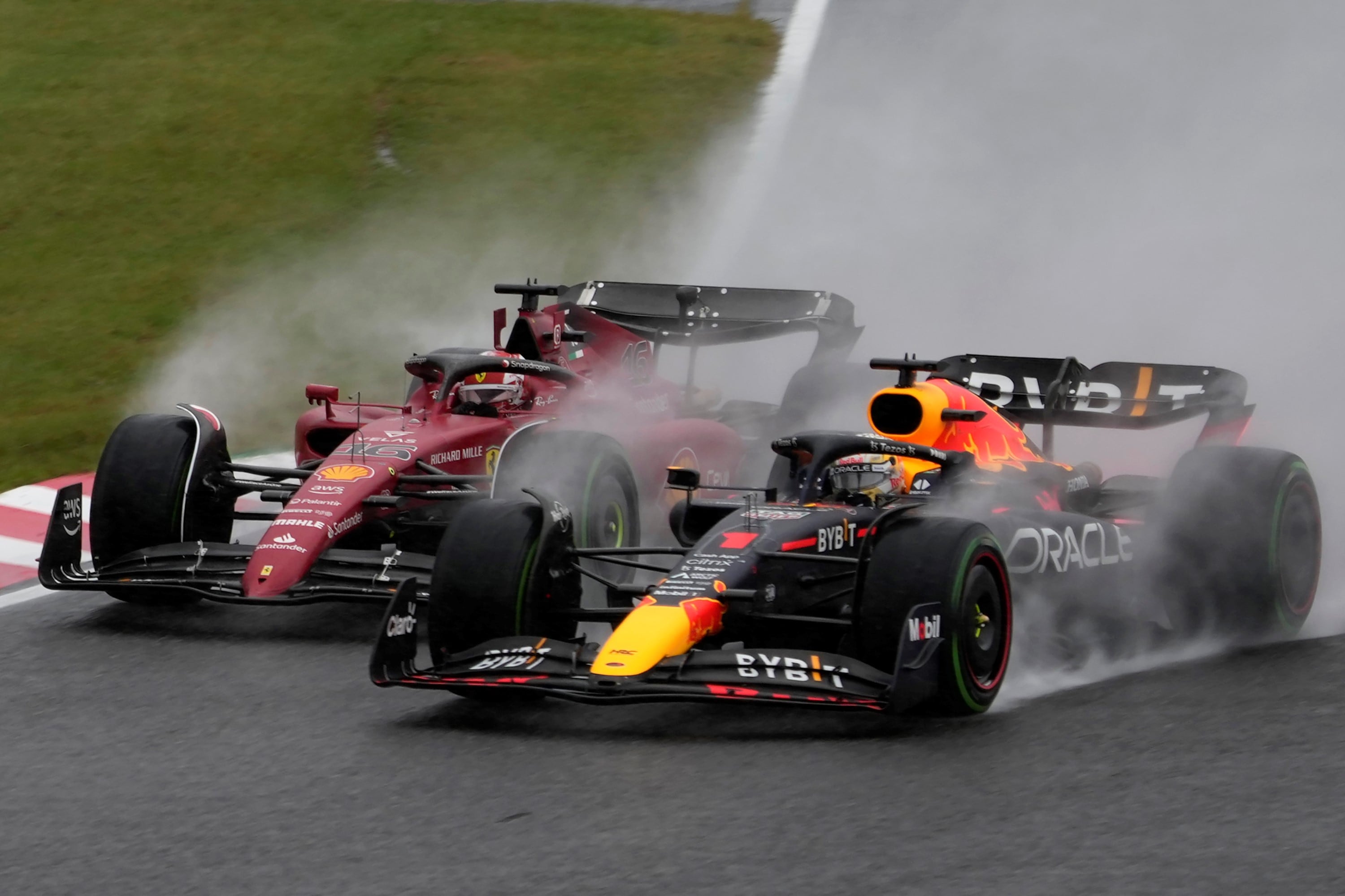 Apenas sucedida la largada, Leclerc parecía imponerse a Verstappen, que partió desde la pole. No obstante, el neerlandés prevaleció y alcanzó el bicampeonato.  