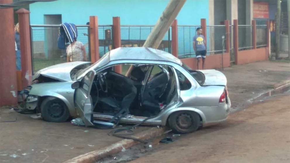 Los jóvenes accidentados en un despiste el domingo en Iguazú siguen en grave estado.