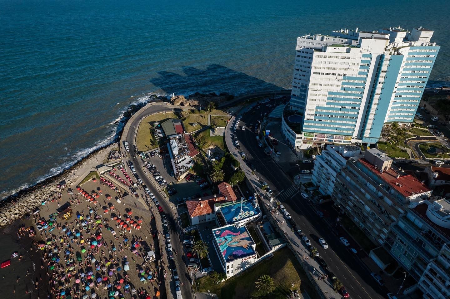 Su última obra se puede ver desde la costa en Cabo Corrientes y sus ilustraciones se viralizan en cada posteo por la causa.