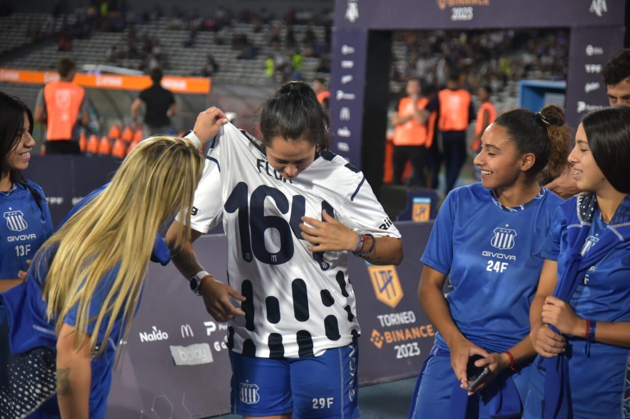 La emoción de Florencia Pianello en el homenaje de Talleres (Facundo Luque / La Voz)