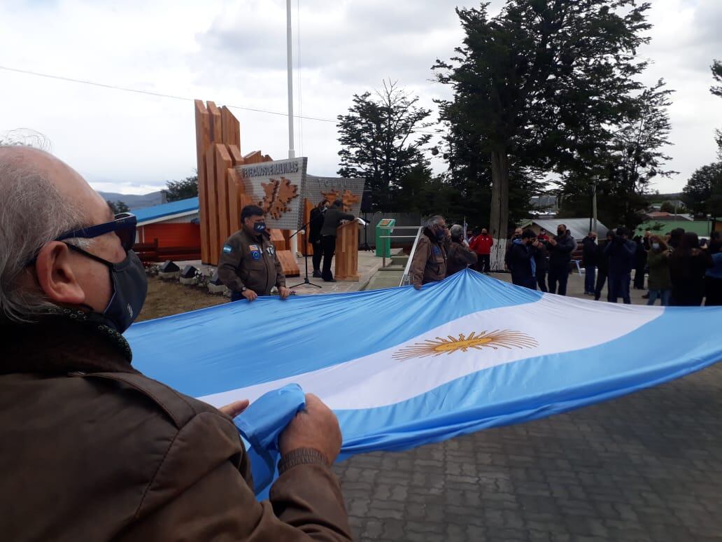 El Intendente Daniel Harrington valoró la actividad periodística y expresó que , "a través de ellos llegamos a nuestra comunidad". Imagen de la Inauguración de la Plazoleta "Veteranos de Malvinas". 