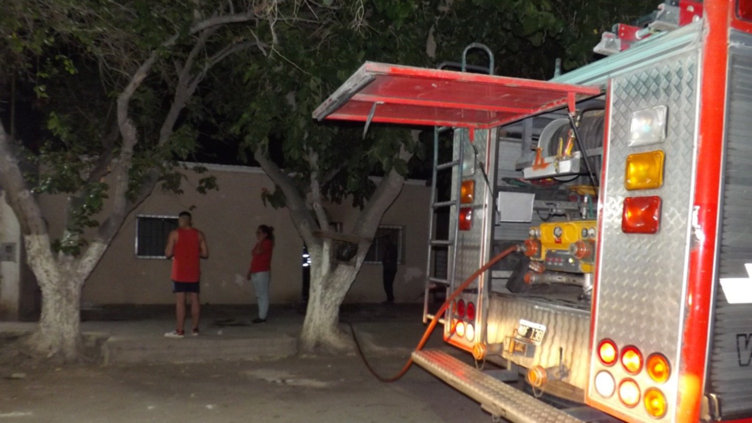 encontraron al menor en otra habitación y al intentar rescatarlo el chico que estaba en crisis e inhalando monóxido de carbono.