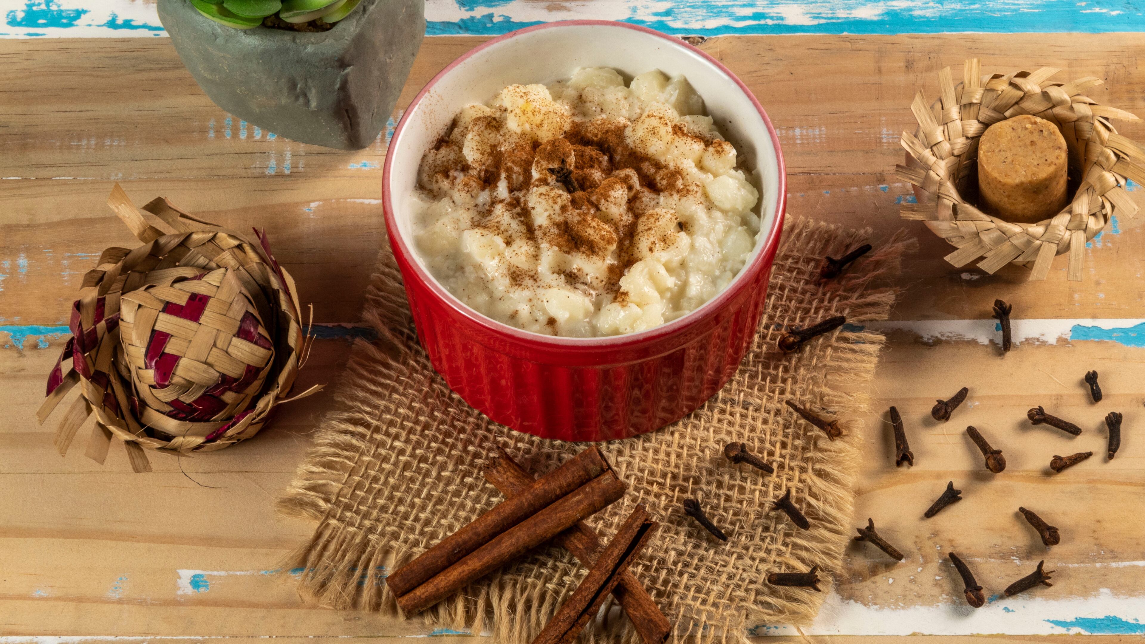 Espolvorarlo en avena es una buena opción para incorporarla.