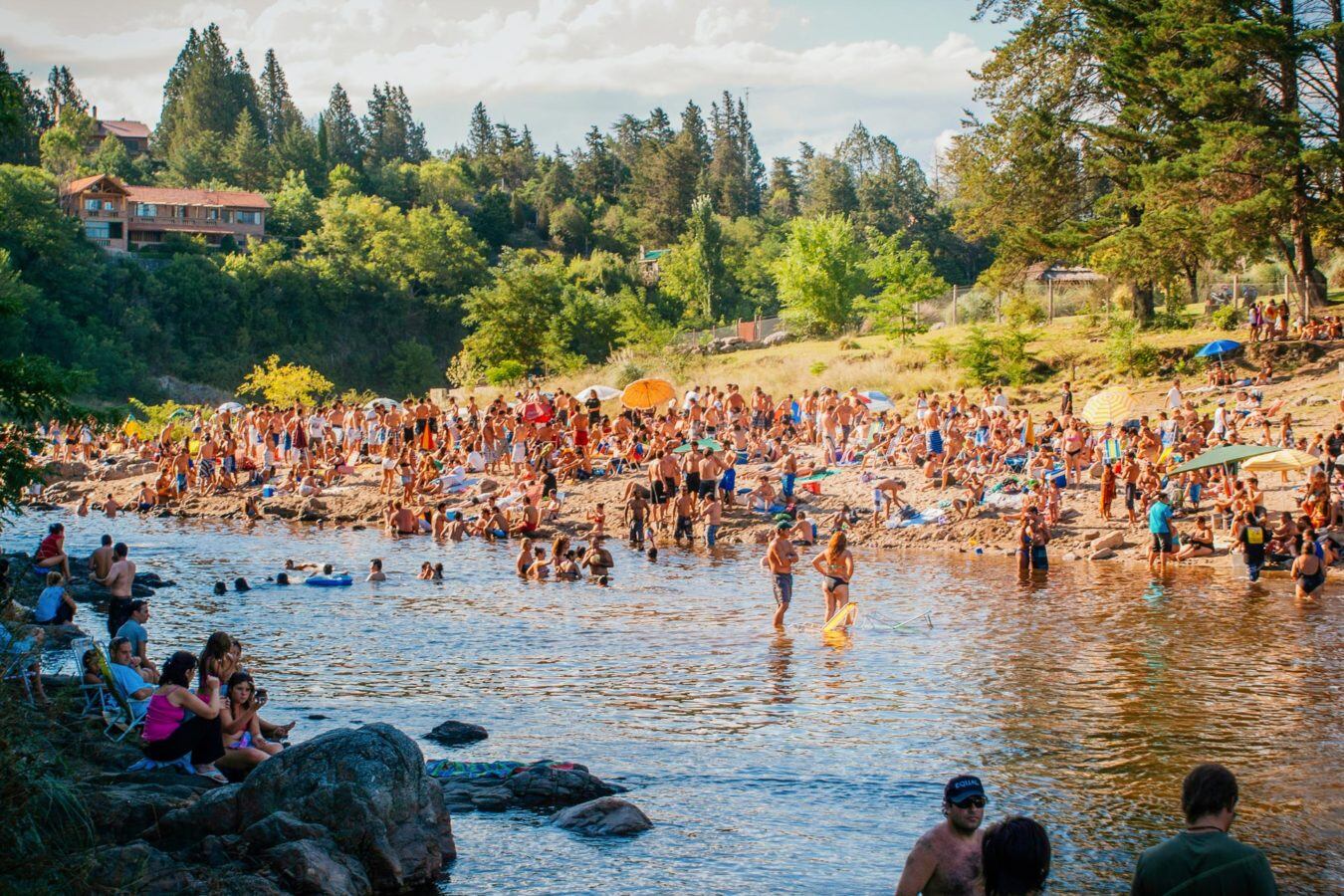 La playa de Calamuchita con aguas cristalinas y extensos bancos de arena.