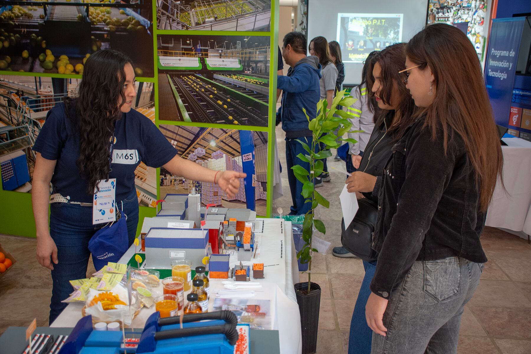 La exposición contó con la participación de todas las áreas de la compañía y estuvo abierta a la comunidad en el Centro de Visitantes Ledesma.