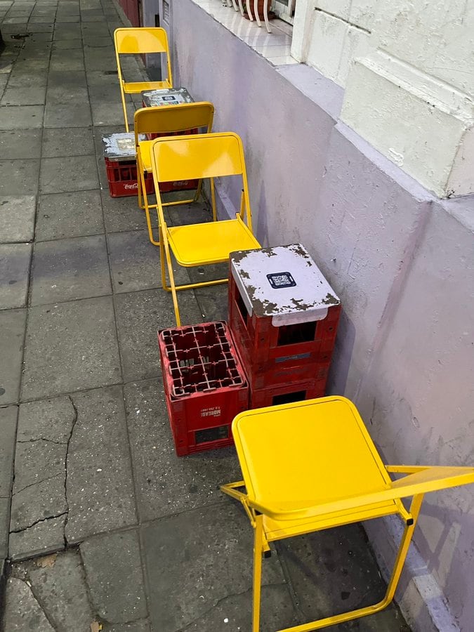 Indignación de un usuarios por las mesas de una pizzería