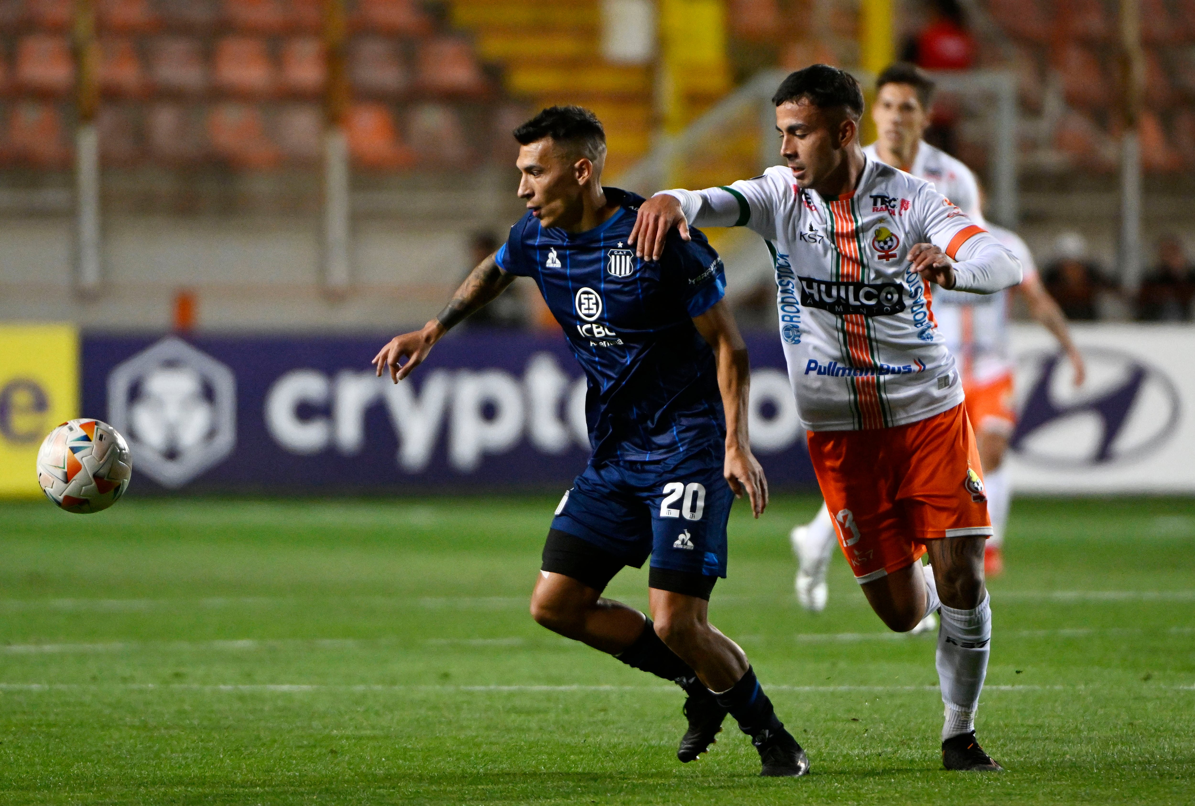 Futbol, Cobresal vs Talleres
Fase de grupos, Copa Libertadores 2024.
El jugador de Cobresal Cristhofer Mesias juega el balon durante el partido de copa libertadores contra Talleres disputado en el estadio Zorro del Desierto Calama, Chile.
25/04/2024
Pedro Tapia/Photosport
Soccer, Cobresal vs Talleres
Group stage, Copa Libertadores 2024.

Cobresal Cristhofer Mesias player plays the ball during the Copa Libertadores match against Talleres played at the Zorro del Desierto stadium in Calama, Chile.
25/04/2024
Pedro Tapia/Photosport
