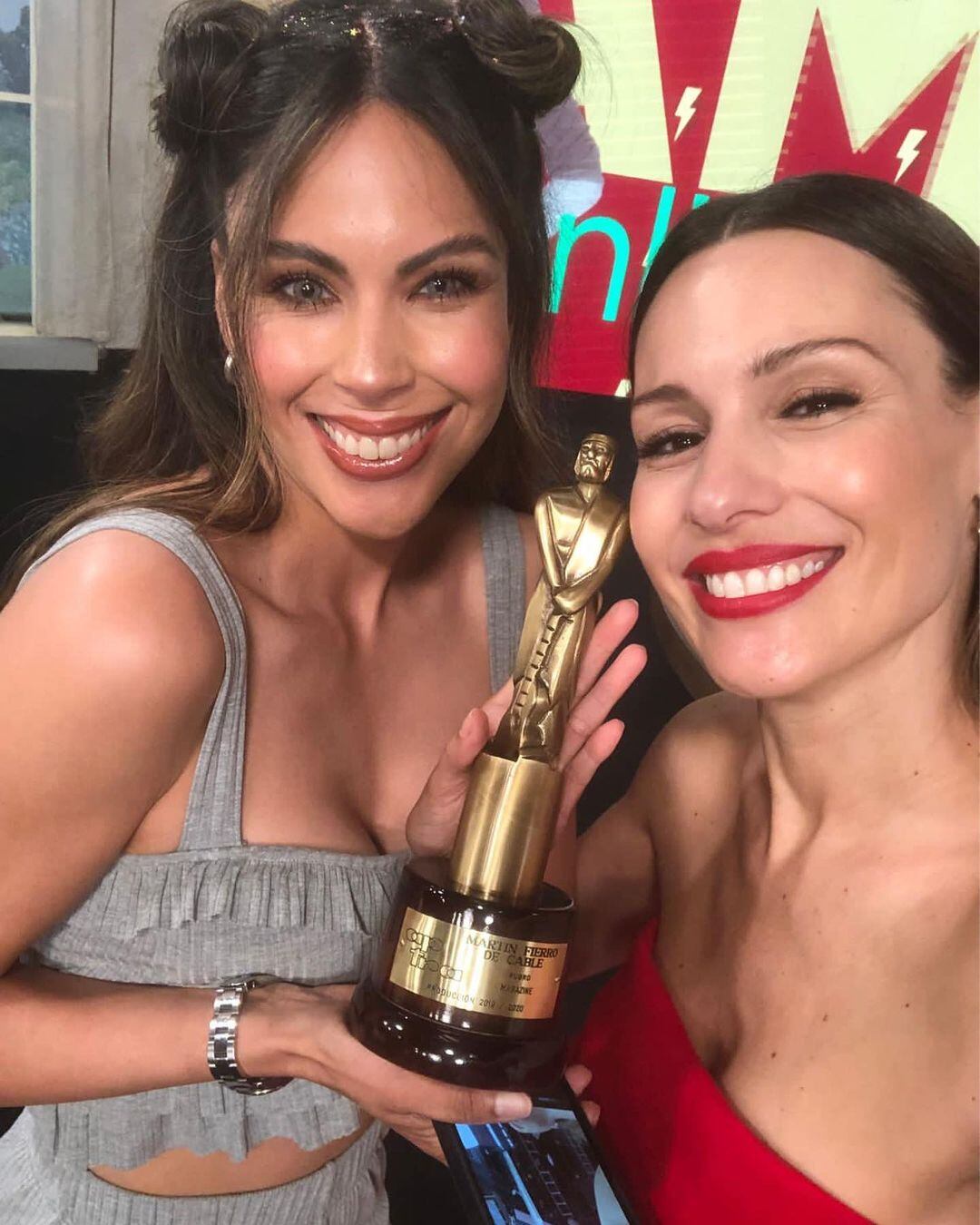 Barby Franco junto a Pampita y el Martín Fierro de Cable que recibieron por "Pampita Online". (Foto: Instagram).