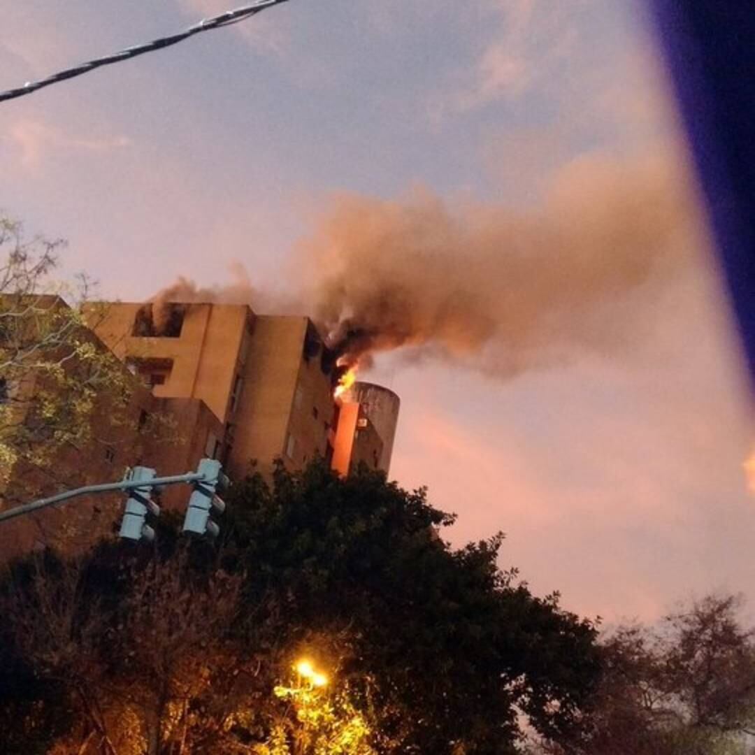 El fuego comenzó a propagarse en el décimo piso de una torre en Ovidio Lagos y Rueda.