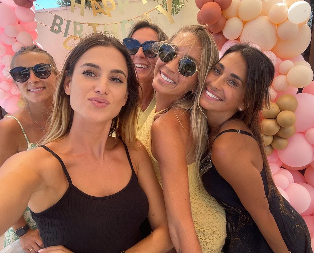 La esposa de Messi y sus amigas se sacaron varias selfies durante el cumpleaños infantil.