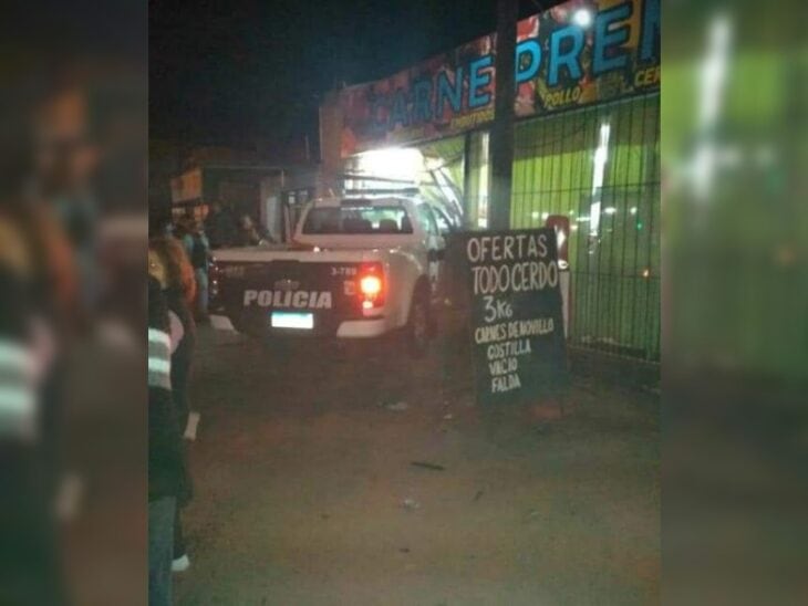 Un patrullero de la Policía de Misiones impactó contra otro rodado y terminó incrustado en una carnicería.