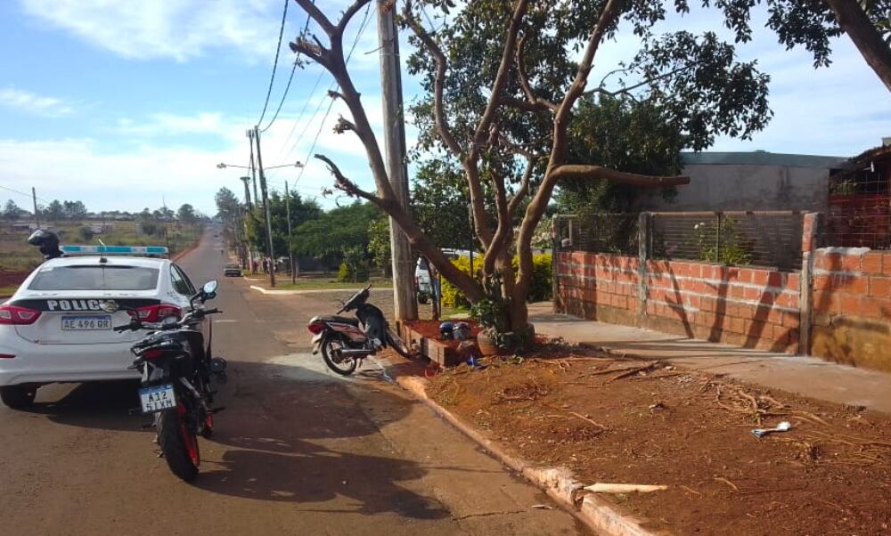 Accidente vial en Posadas: perdió el control de la motocicleta e impactó contra un árbol.