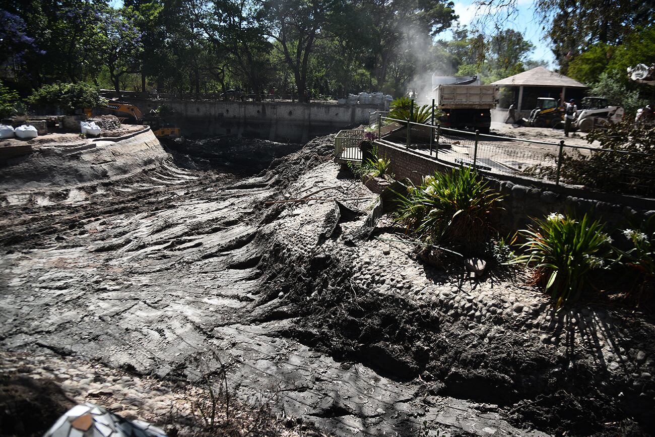 Están dragando el lago, por primera vez en décadas en el exzoo   Foto: (Pedro Castillo / La Voz)