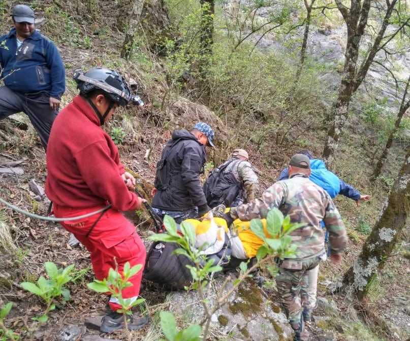 Las condiciones climáticas hicieron un tanto dificultoso el operativo de descenso del deportista herido.