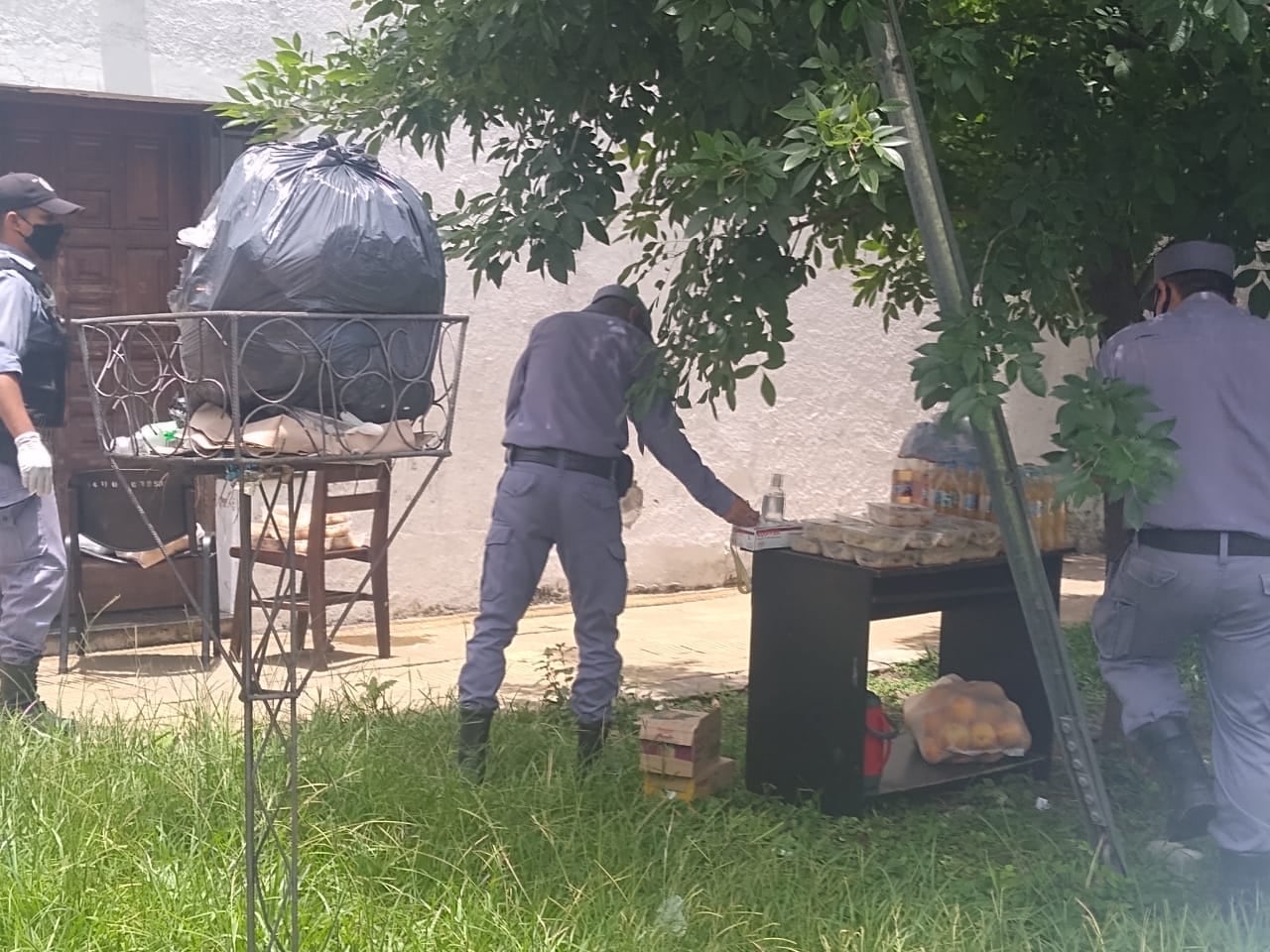 Los policías traen la mercadería trabajando en la vereda en una situación de absoluta precariedad