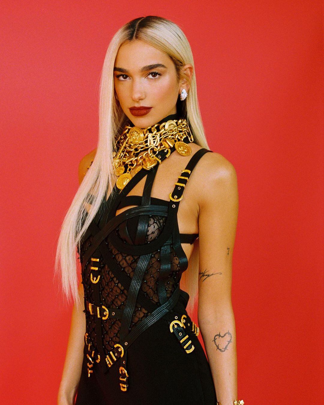 Dua Lipa vestida por Versace para los Grammys.