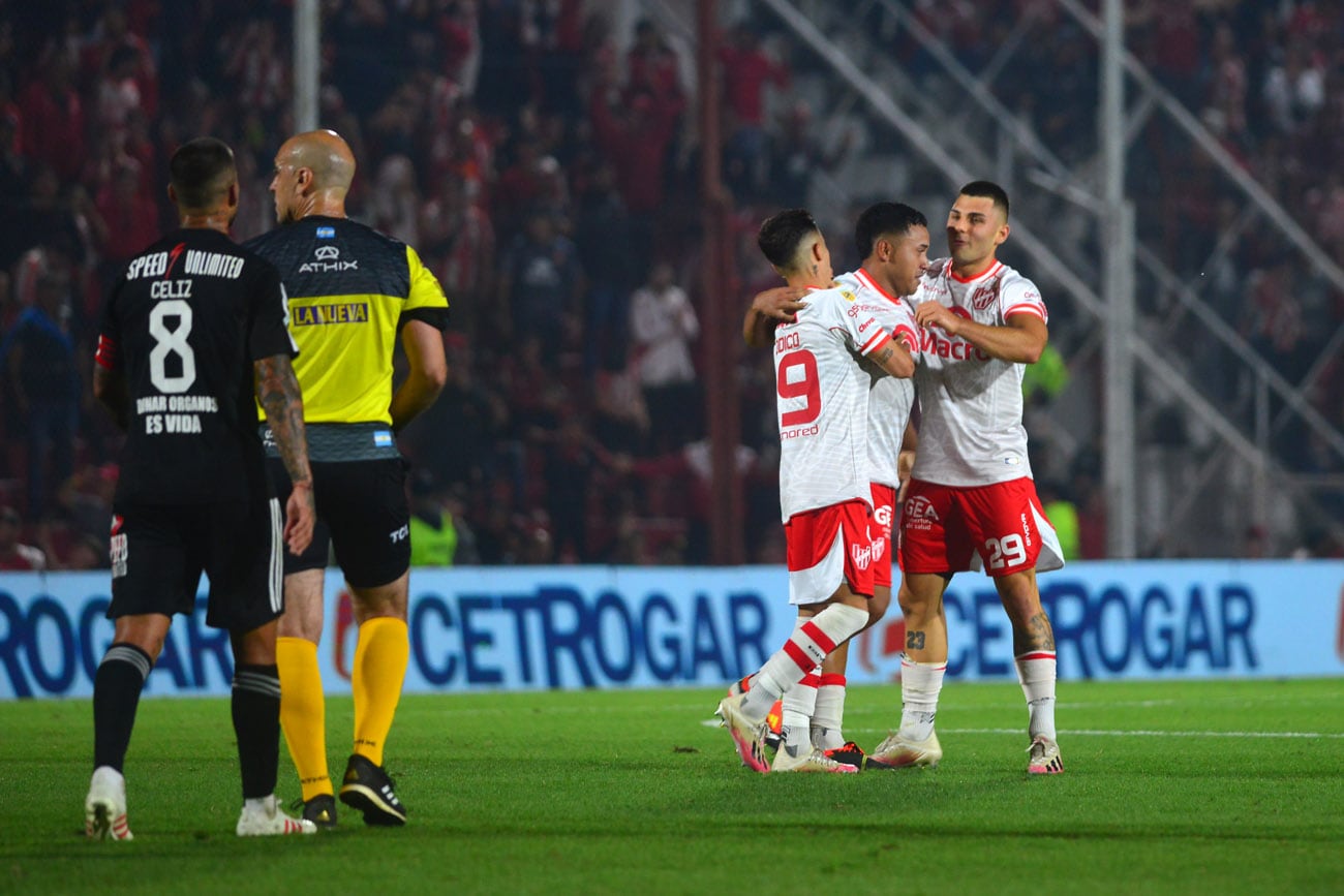 Instituto ganó 2 a 1 ante Riestra, en el Monumental de Alta Córdoba y con polémicas.  (Nicolás Bravo / La Voz)