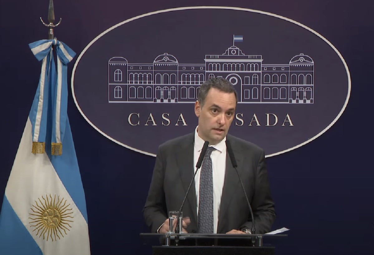 El vocero presidencial Manuel Adorni en conferencia de prensa.