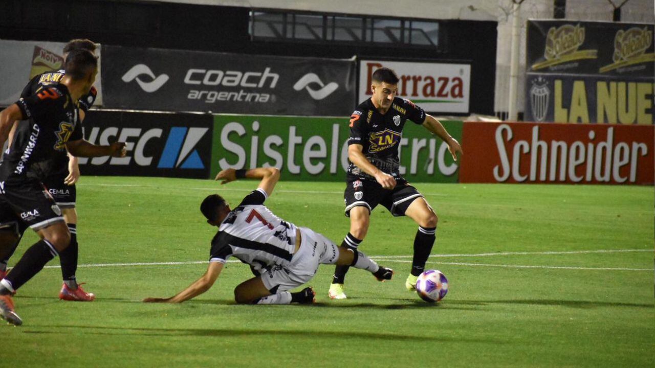 Gimnasia en su visita a Caseros para enfrentar a Estudiantes en el primer partido de semifinal del reducido de la Primera Nacional.