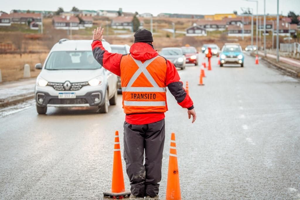 Baiocchi indicó que, “la limpieza se realizó en la Avenida Garramuño, Gendarme Argentino, Rotonda del Cartel de Ushuaia y Rotonda de las Banderas.