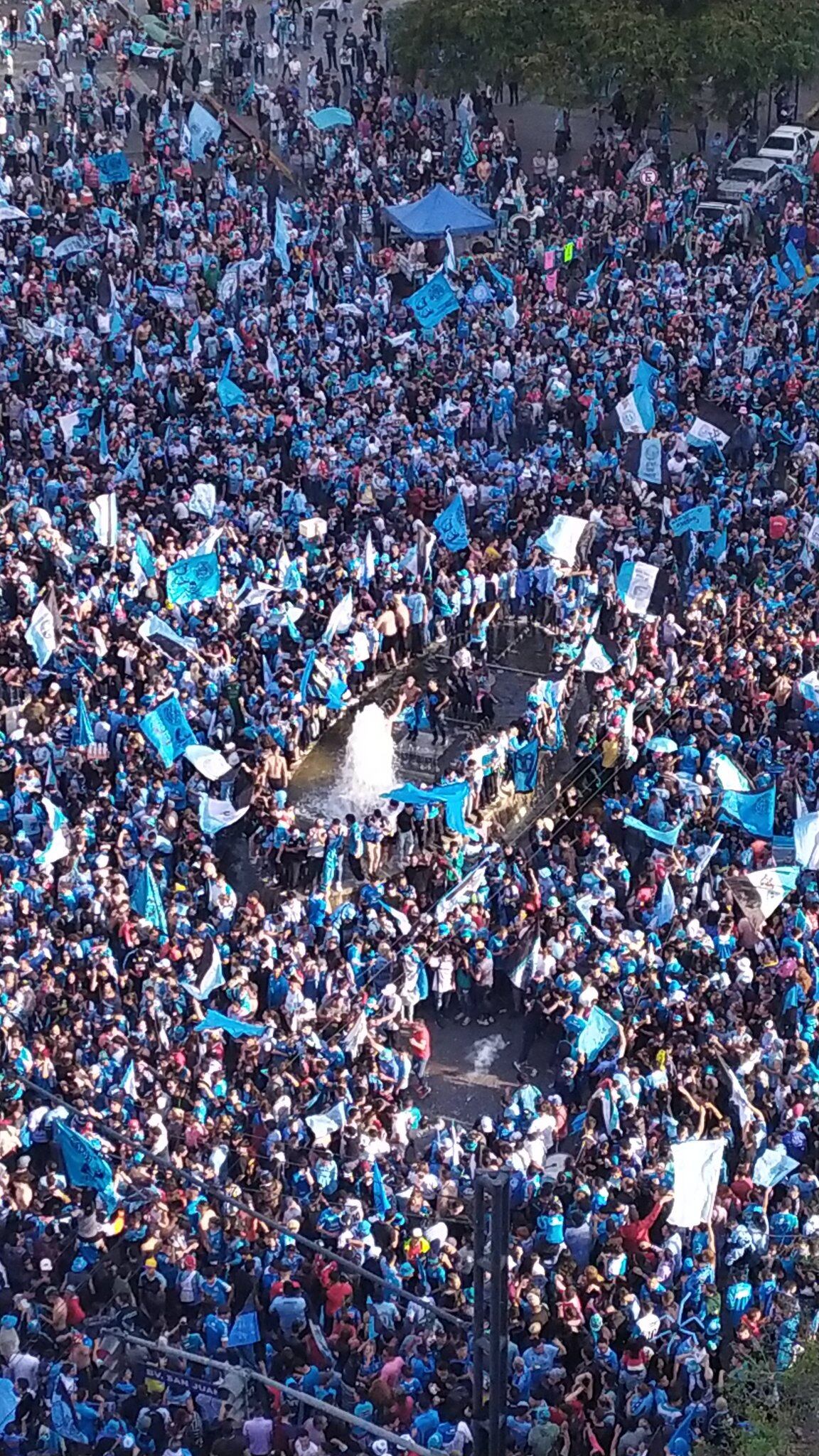 Piratas copan la avenida Vélez Sarsfield.