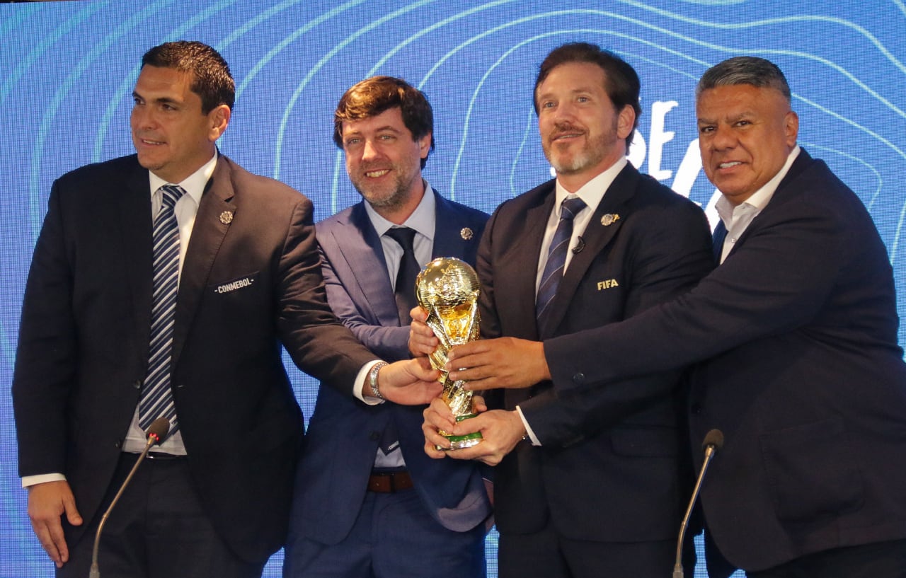 AME4605. LUQUE (PARAGUAY), 04/10/2023.- El presidente de la Asociación Paraguaya de Fútbol (APF) Robert Harrison (i), el presidente de la Asociación Uruguaya de Fútbol (AUF) Ignacio Alonso (i-2), el presidente de la Conmebol, Alejandro Domínguez (2-d) y el presidente de la Asociación Argentina de Fútbol (AFA), Claudio Tapia posan para una fotografía hoy, durante una conferencia de prensa en Luque (Paraguay). El presidente de la Confederación Sudamericana de Fútbol (CONMEBOL), Alejandro Domínguez, anunció este miércoles que Uruguay, Argentina y Paraguay acogerán los partidos inaugurales del Mundial de 2030, cuando se celebrará el centenario de esta cita. EFE/ Rubén Peña
