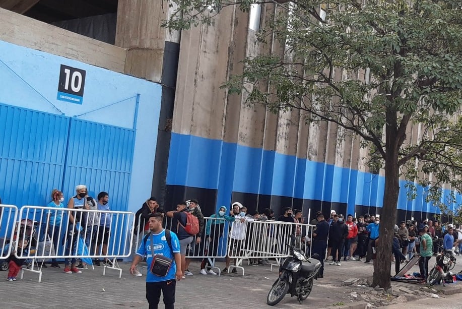 Los hinchas de Belgrano se agolparon en el Gigante por una entrada para el clásico con Talleres.