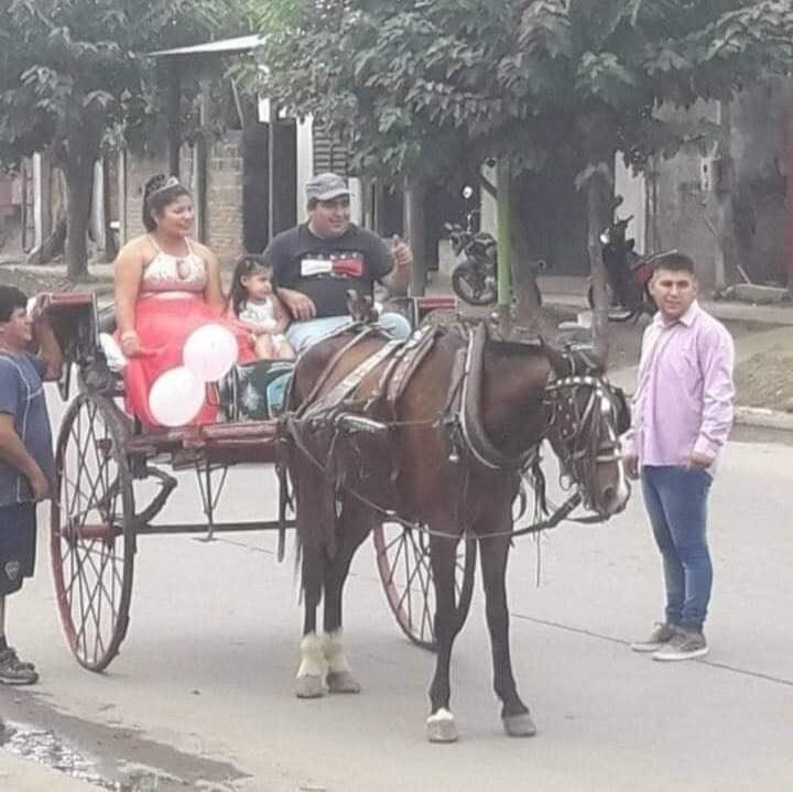 Se viralizó la imagen de una Quinceañera en Salta por su humilde festejo.