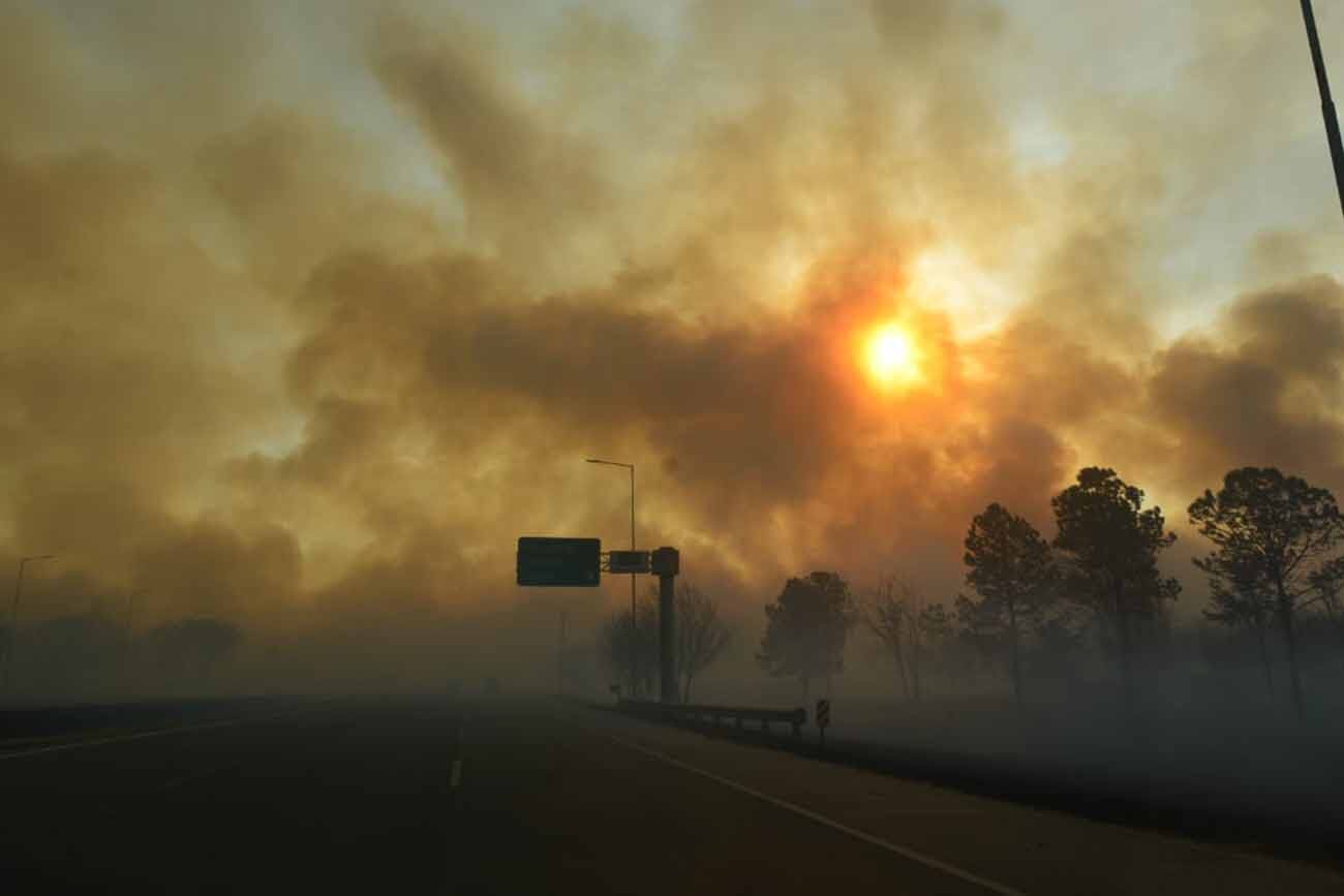 Autopista Córdoba Carlos Paz cortada por los incendios. (Javier Ferreyra / La Voz)