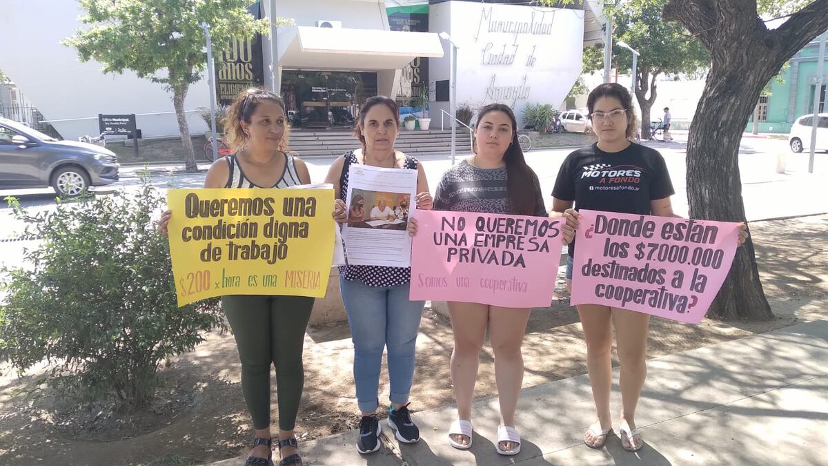Trabajadoras costureras de la Cooperativa de Trabajo CISTA manifestaron frente al Municipio de Arroyito y fueron recibidas por un funcionario