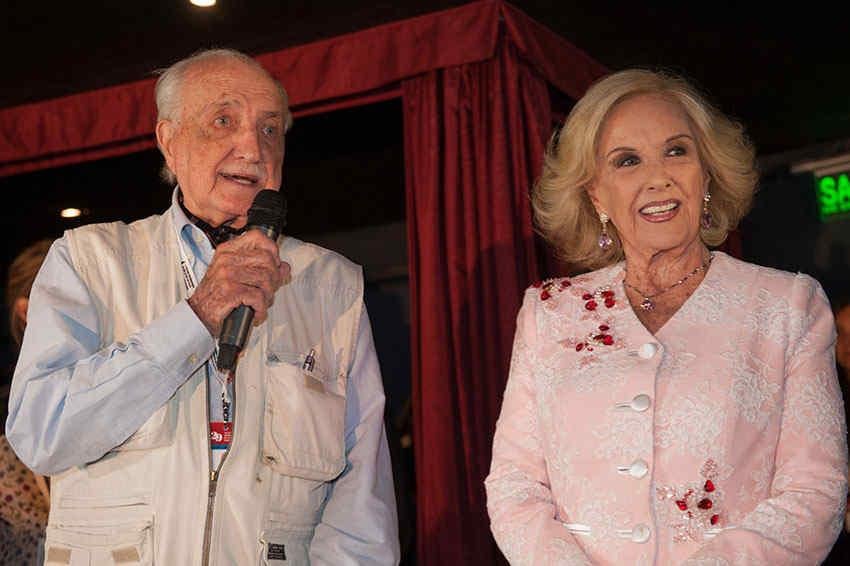 Mirtha, junto a su hermano José Martínez Suárez, en la muestra homenaje.