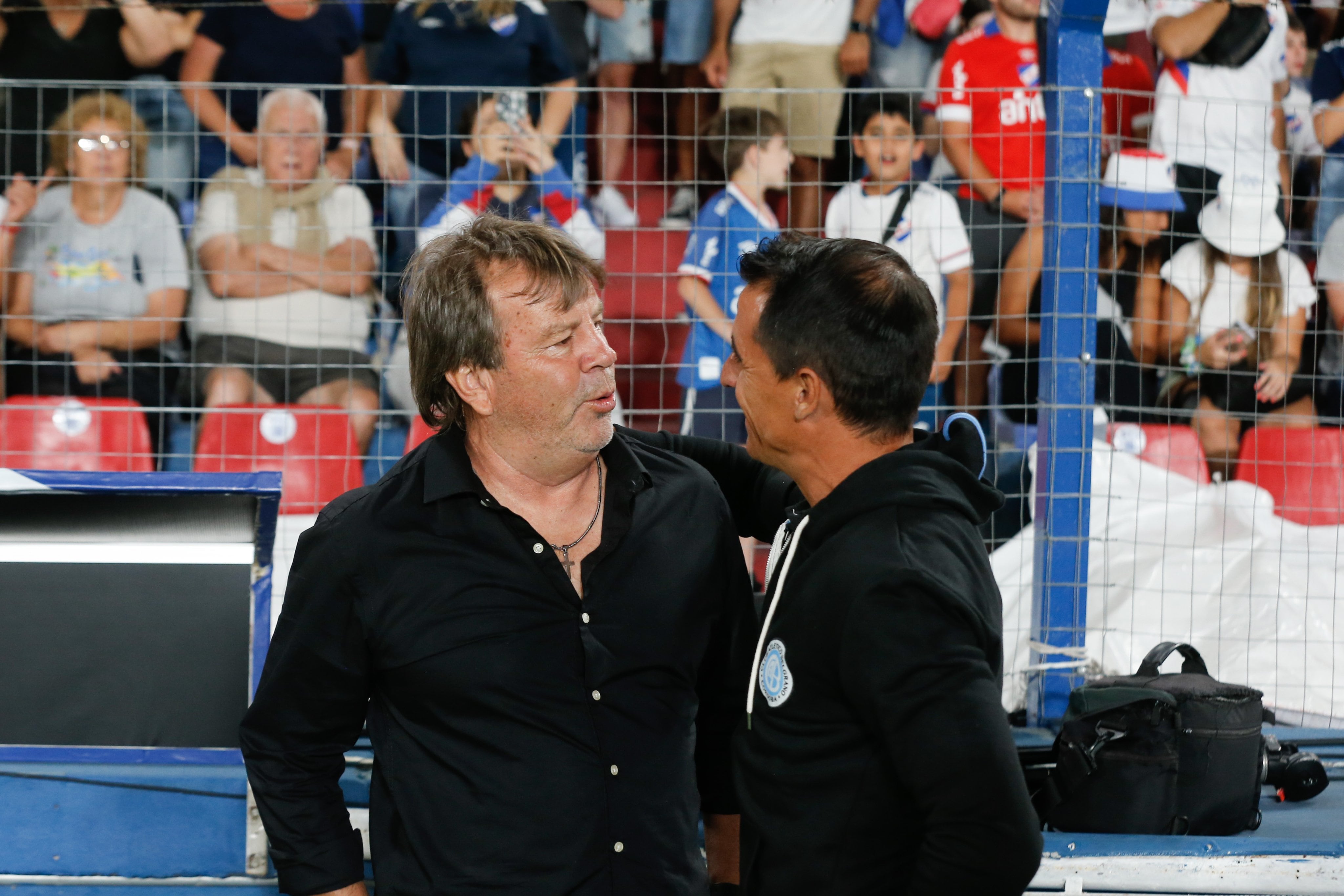 Antes del partido entre Belgrano y Nacional, el saludo entre los entrenadores Guillermo Farré y Ricardo  Zielinski. (Prensa Belgrano)