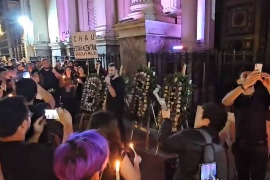 Militantes de Javier Milei velaron al Banco Central.