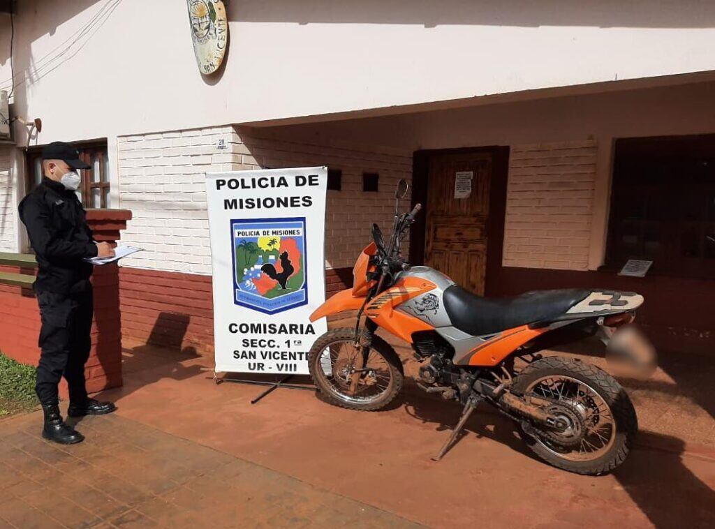 La moto recuperada estaba abandonada y sin trabas.