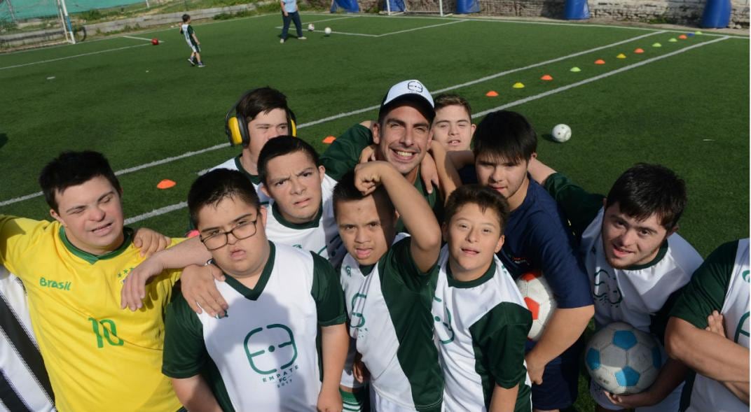 Germán Laborda Soler, el creador del proyecto, junto a los chicos de Empate FC.