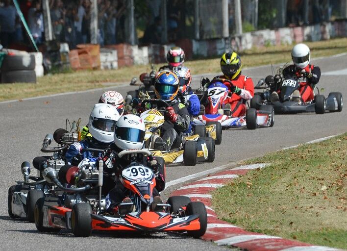 Karting sobre asfalto en Colonia Caroya.