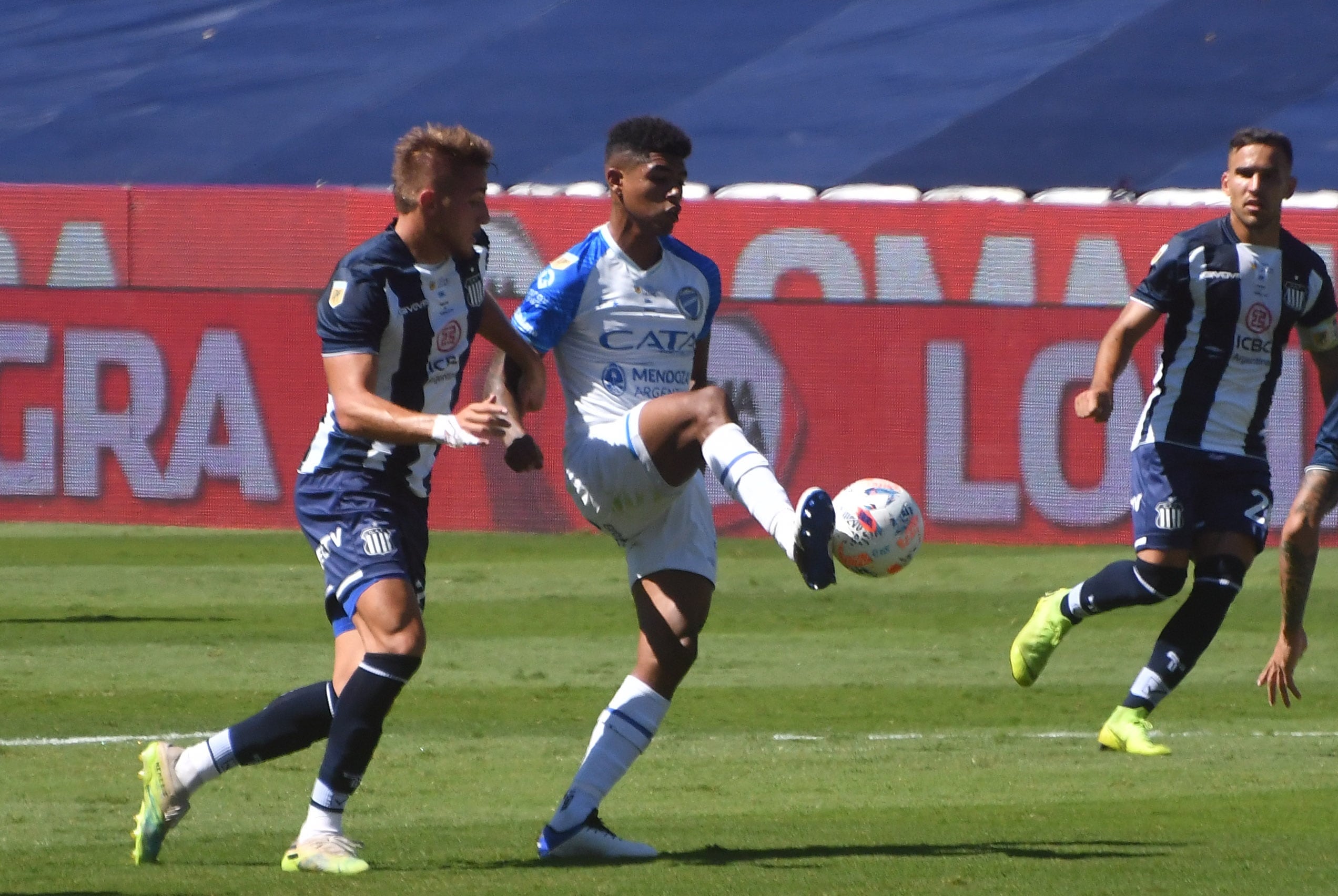 Godoy Cruz y Tallares de Córdoba se enfrentan este sábado 6 por la Liga Profesional pero anticipando la semifinal e la Copa Argentina.
Foto: Laura Lescano/Télam